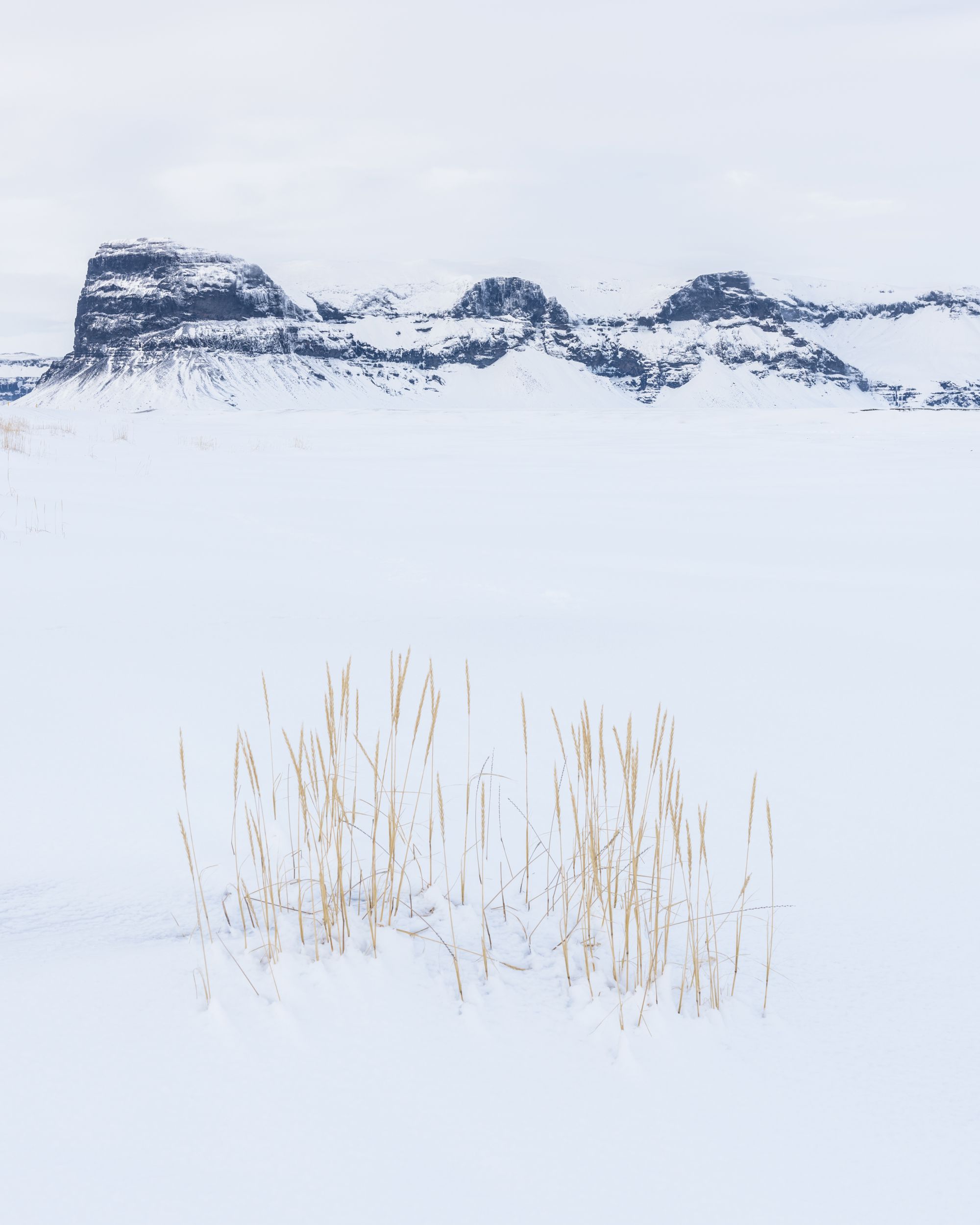 Minimalistisch berglandschap in IJsland