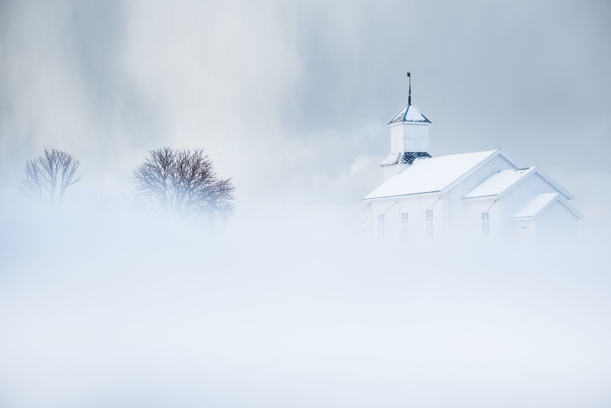 Kerk met donderwolken en sneeuw