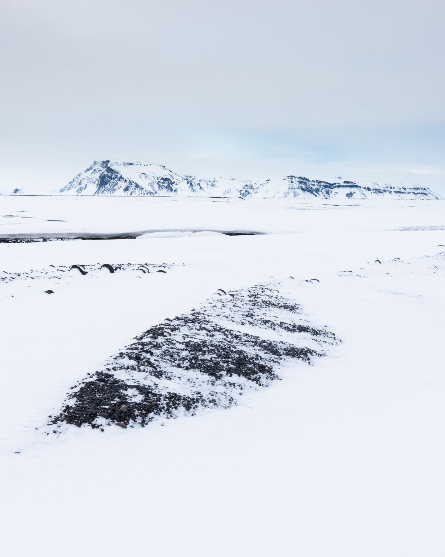 Besneeuwde spoelzandvlakte in IJsland