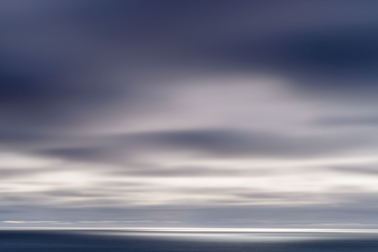 Lichtspel tussen wolken en zee